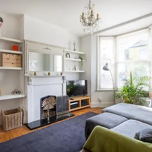 https://spacious-4bd-victorian-in-hove-5-mins-from-beach.brighton-hotels-england.com